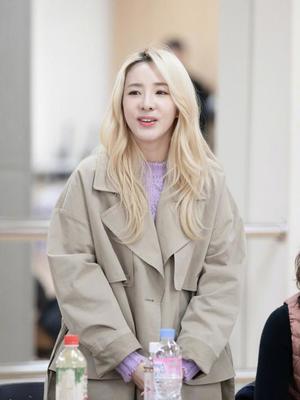 年齡不是距離！IU與樸山多拉相差9歲同穿大地色外套，酷帥造型展現(xiàn)無齡感魅力